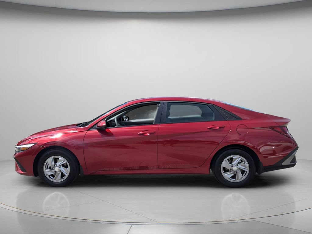 Used 2026 Hyundai Elantra SE FWD image 3