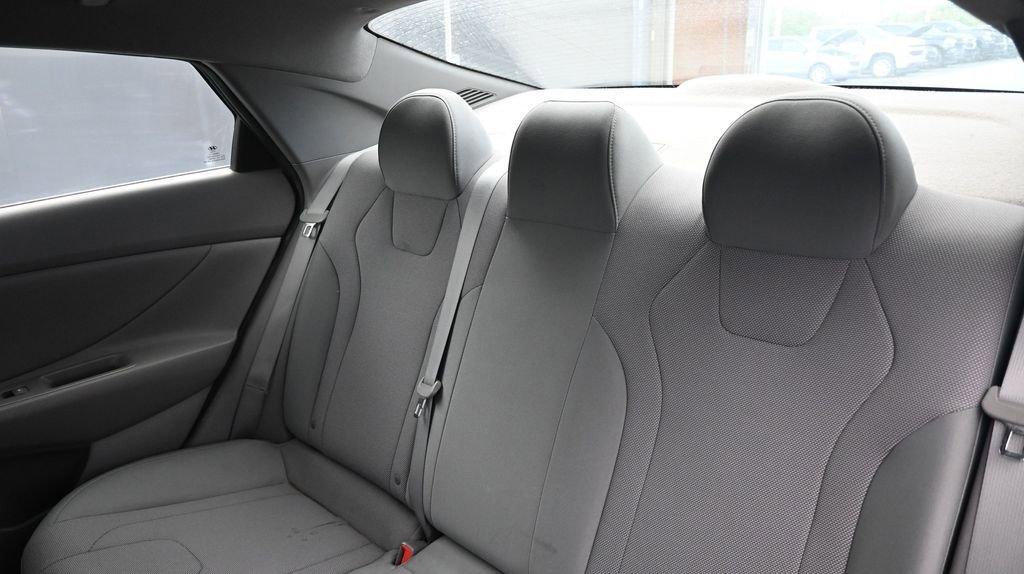 Used 2021 Hyundai Elantra SE FWD image 18