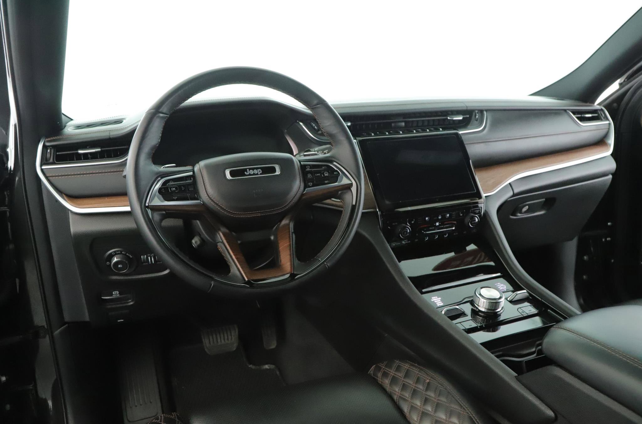 Used 2022 Jeep Grand Cherokee L Summit w/ Advanced Protech Group IV AWD/4WD image 2