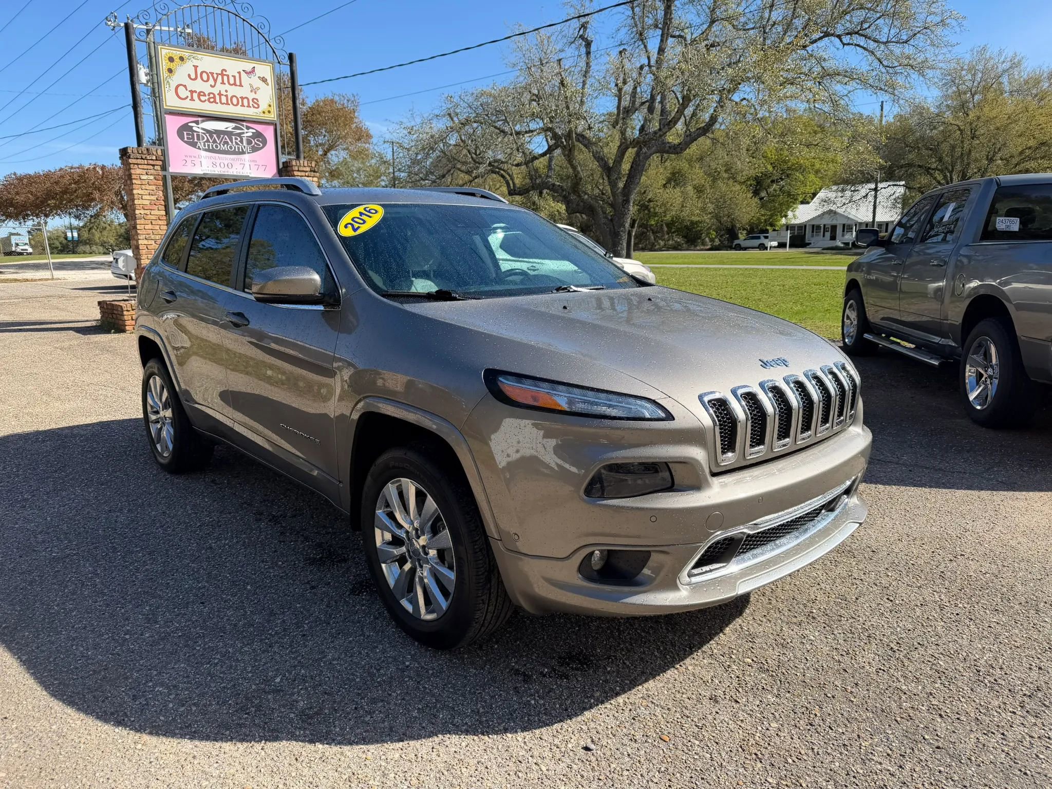 Used 2016 Jeep Cherokee Overland w/ Technology Group image 3