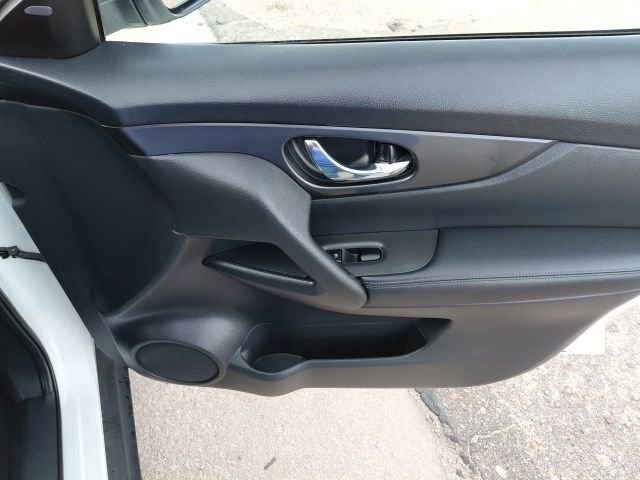 Used 2018 Nissan Rogue SV image 27