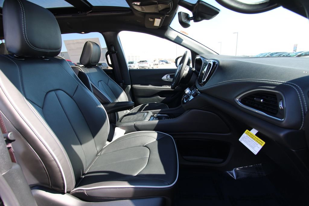 New 2026 Chrysler Pacifica Limited image 9