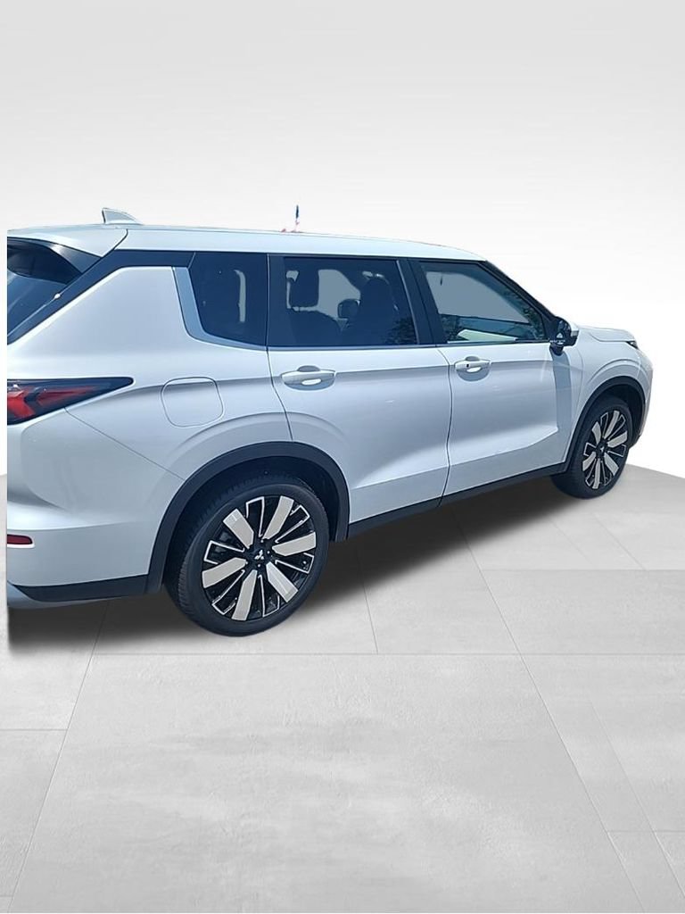 Used 2025 Mitsubishi Outlander SE AWD/4WD image 12