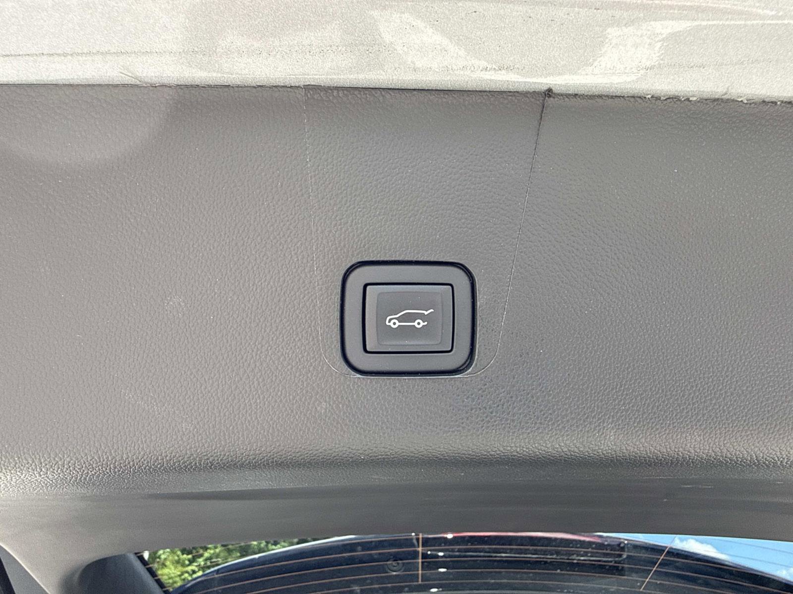 Used 2023 Chevrolet Traverse LT image 33