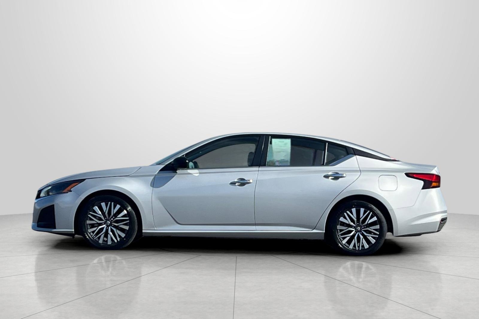 Used 2024 Nissan Altima 2.5 SV image 7