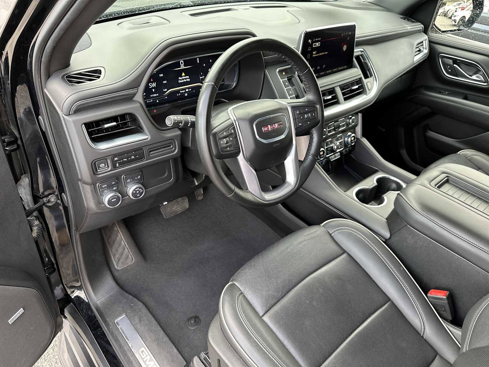 Used 2024 GMC Yukon SLT image 11