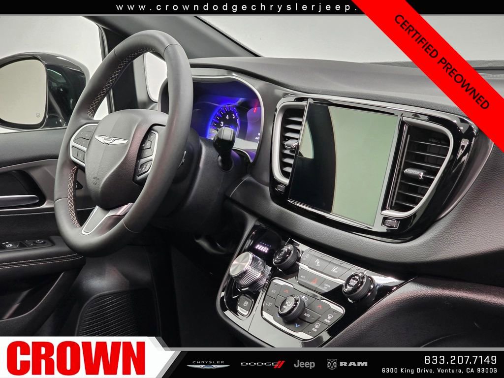 Used 2025 Chrysler Pacifica Select image 13