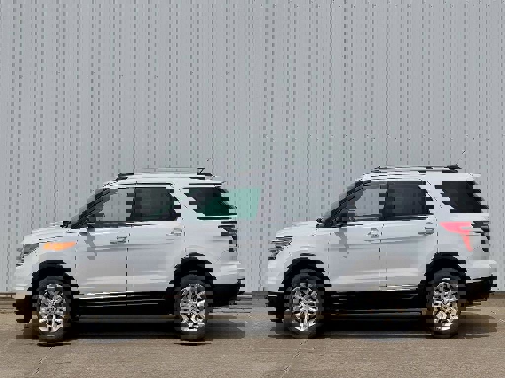 Used 2014 Ford Explorer XLT w/ Equipment Group 202A AWD/4WD image 3