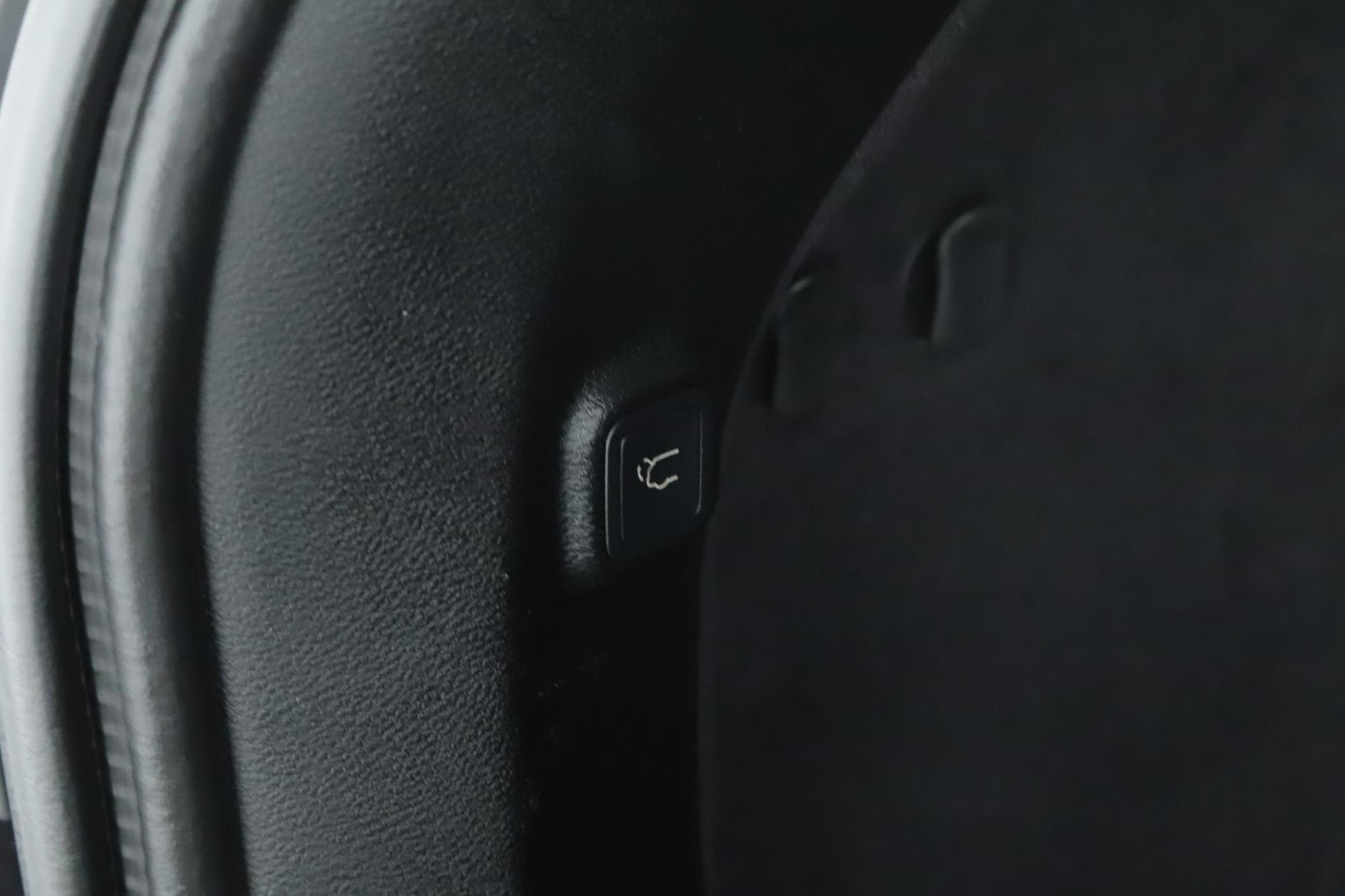 Used 2019 Jeep Cherokee Limited w/ Luxury Group image 21