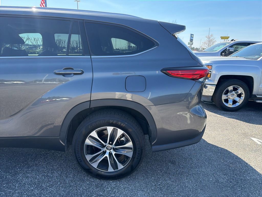 Used 2022 Toyota Highlander XLE image 4