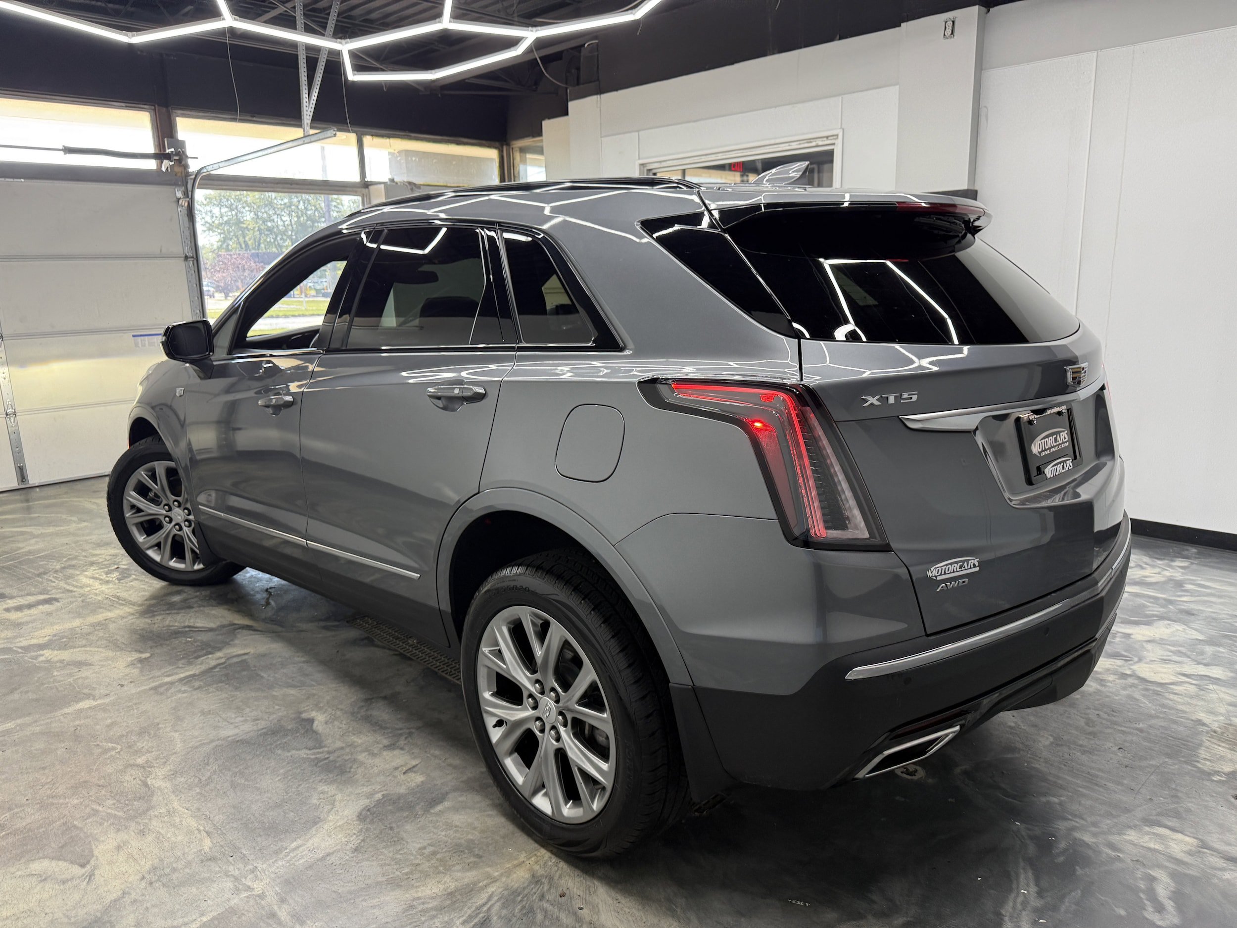 Used 2021 Cadillac XT5 Sportv w/ Platinum Package AWD/4WD image 3