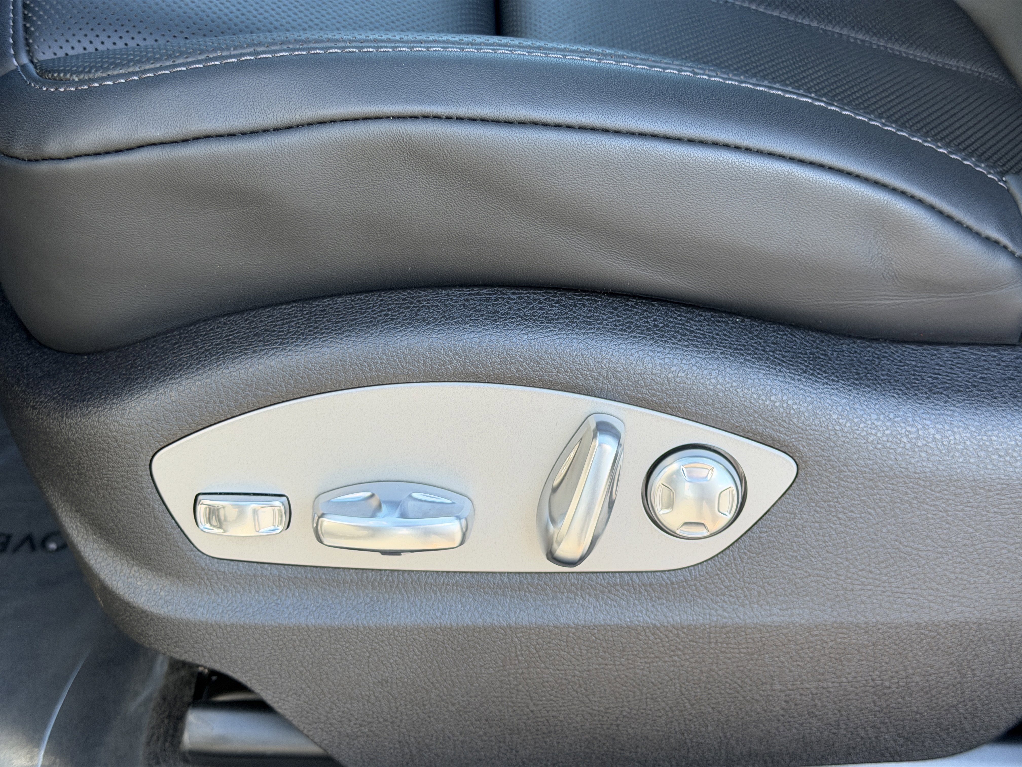 New 2025 Porsche Macan image 21