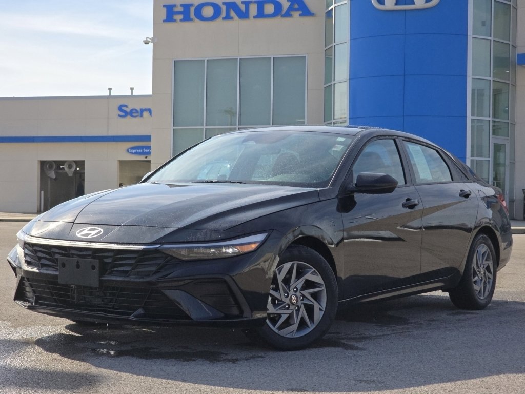 Used 2025 Hyundai Elantra Blue image 2