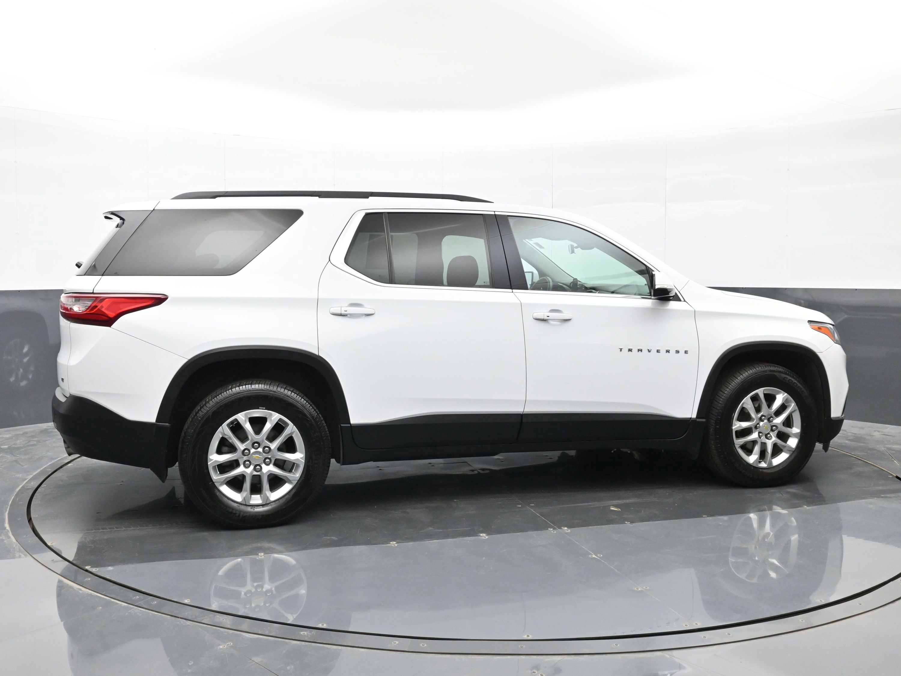 Used 2020 Chevrolet Traverse LT w/ Driver Confidence II Package AWD/4WD image 5