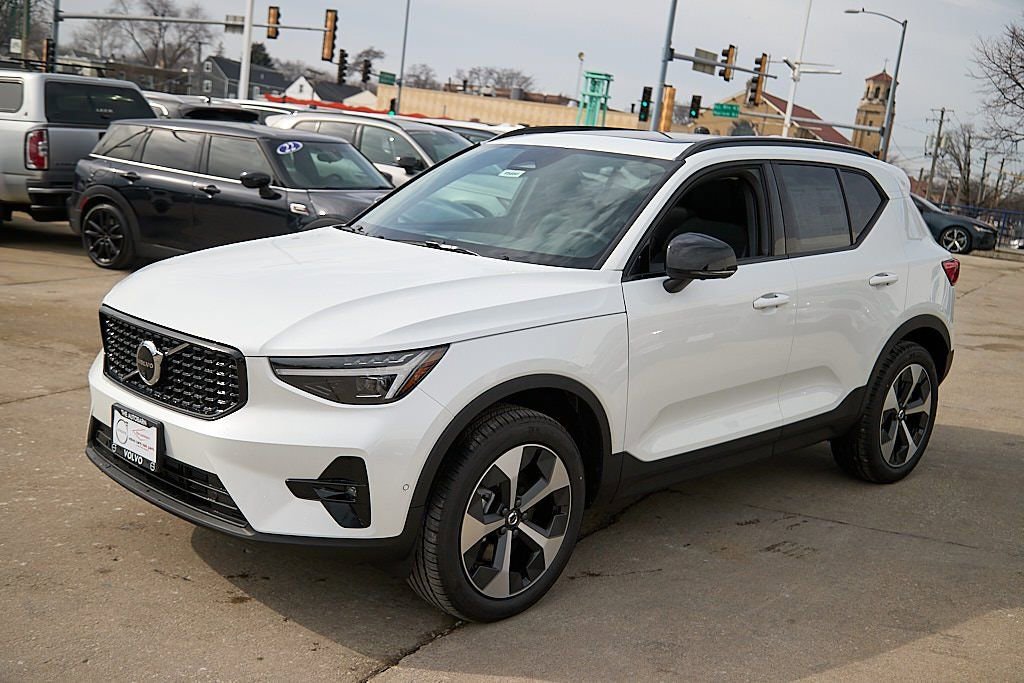 New 2026 Volvo XC40 B5 Plus w/ Protection Package Premier image 6
