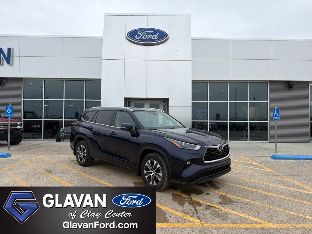Used 2022 Toyota Highlander XLE AWD/4WD video 1