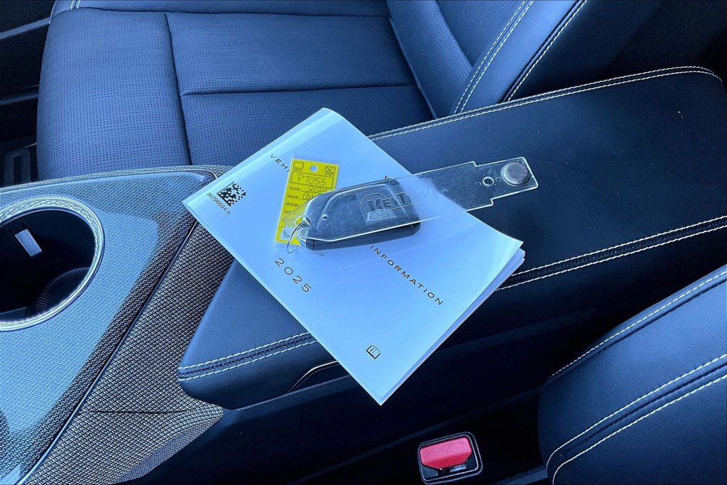 Certified 2025 Cadillac Optiq Luxury 2 w/ LPO, Floor Liner Package AWD/4WD image 35