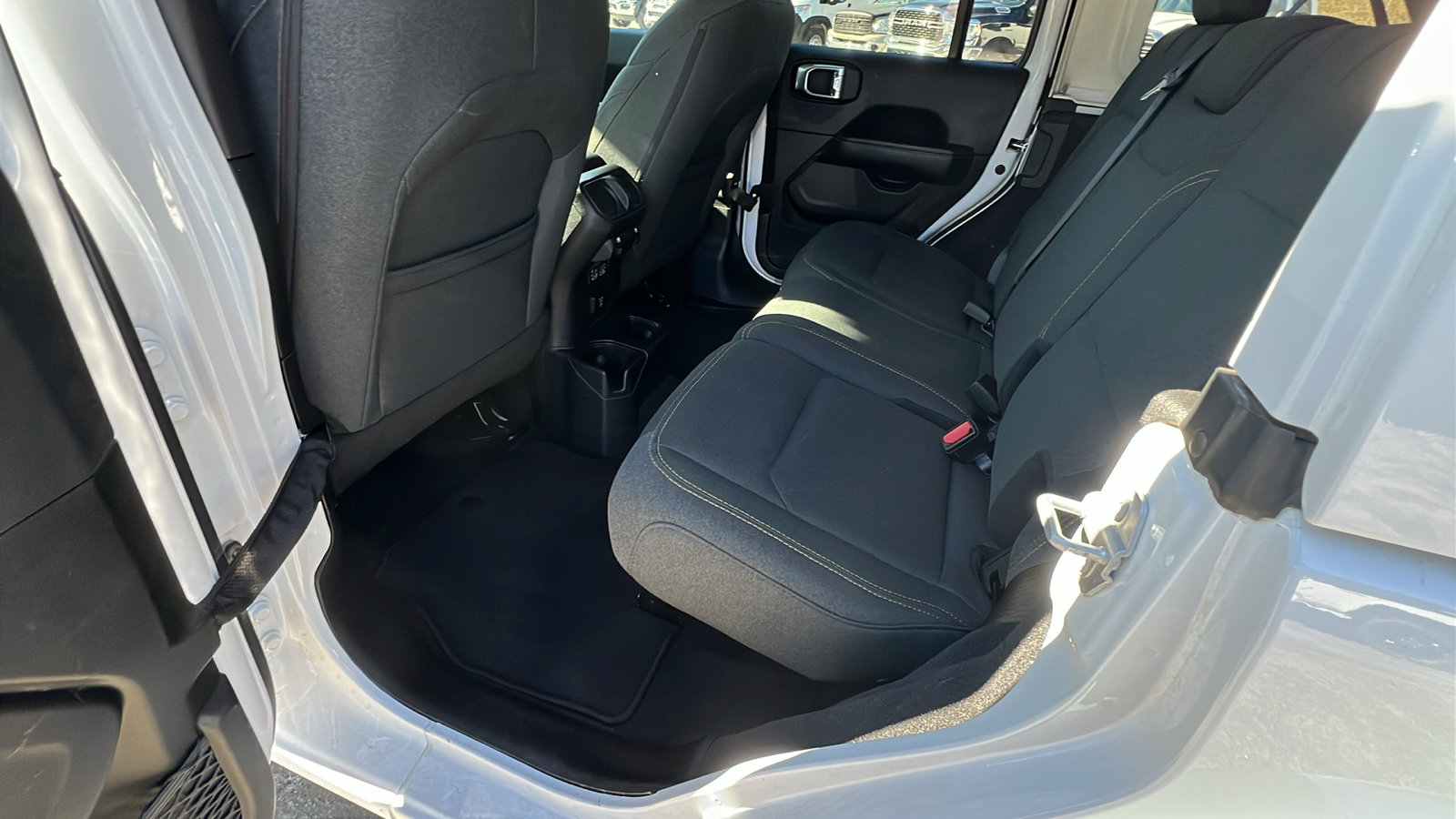 Used 2025 Jeep Wrangler Sahara image 23