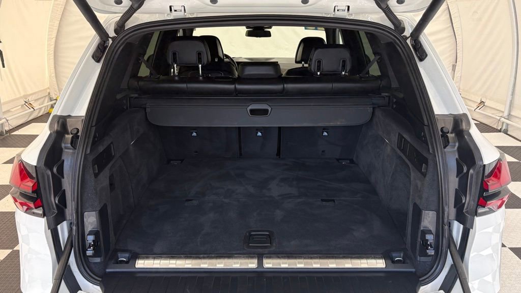 Used 2025 BMW X5 xDrive50e image 4