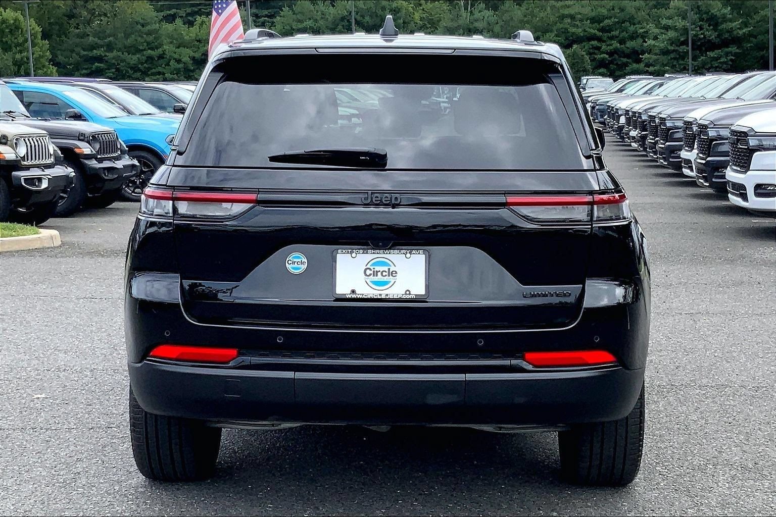 Certified 2025 Jeep Grand Cherokee Limited w/ Black Appearance Package AWD/4WD image 4