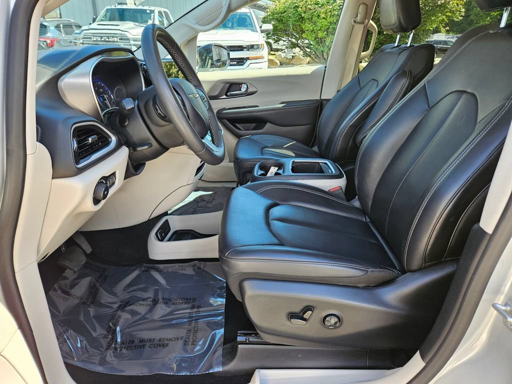 Used 2024 Chrysler Pacifica Touring-L FWD image 19