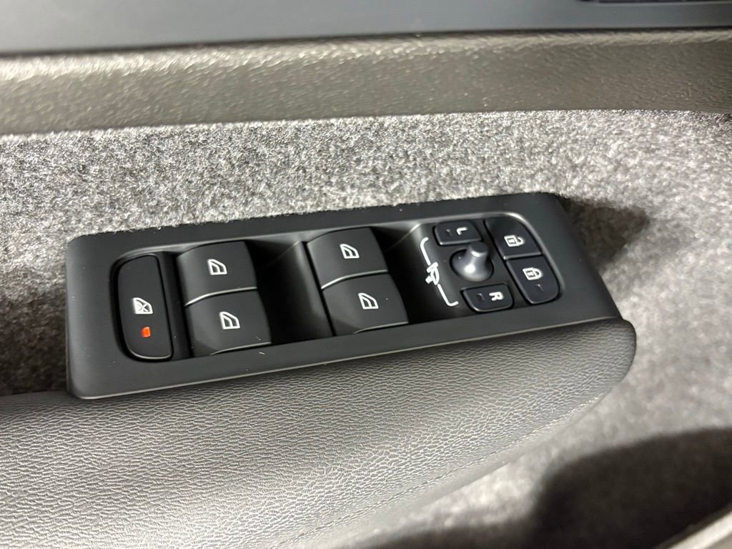 Used 2023 Volvo XC40 B5 Ultimate w/ Protection Package Premier image 14