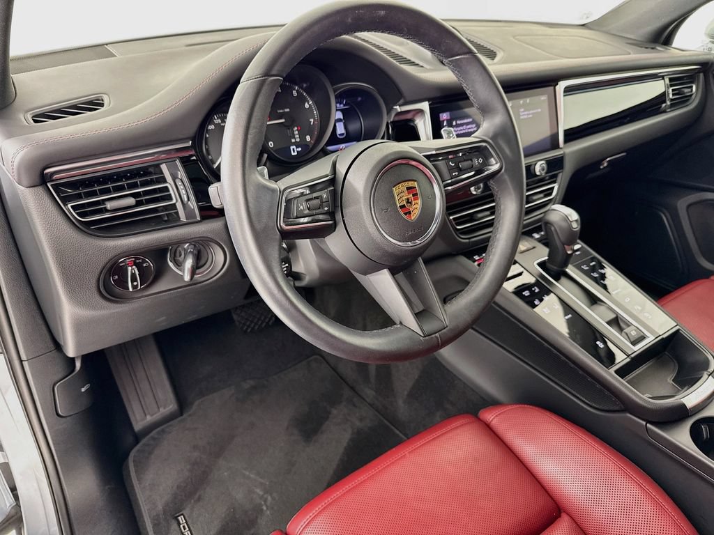 Certified 2025 Porsche Macan AWD/4WD image 4