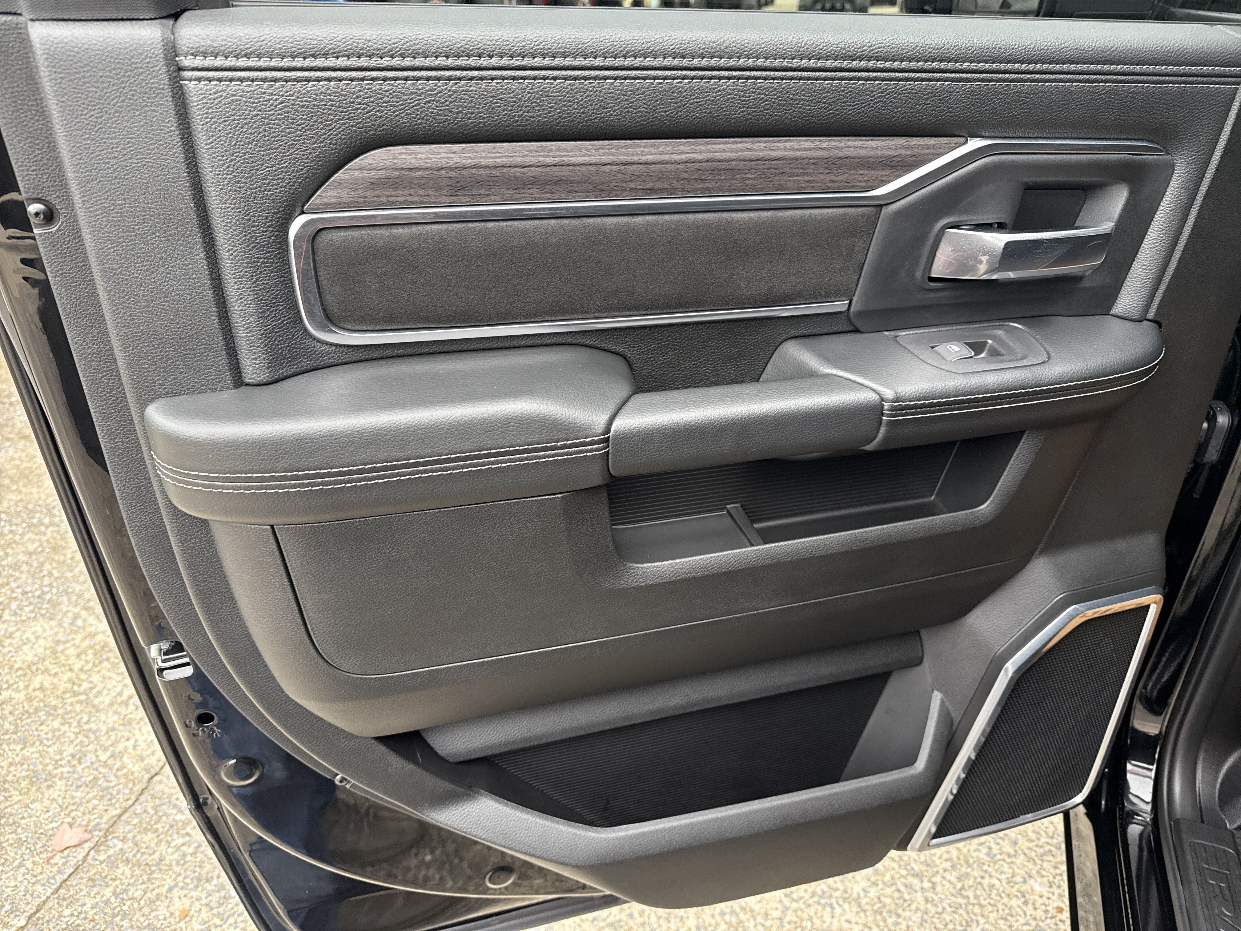 New 2025 RAM 2500 Laramie w/ Towing Technology Group AWD/4WD image 24