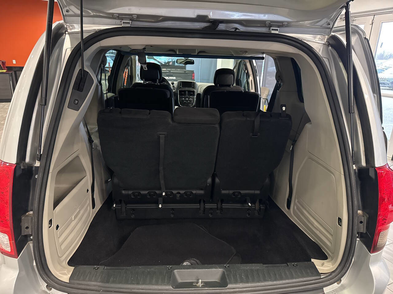 Used 2012 Dodge Grand Caravan SXT w/ UConnect Hands-Free Group image 19