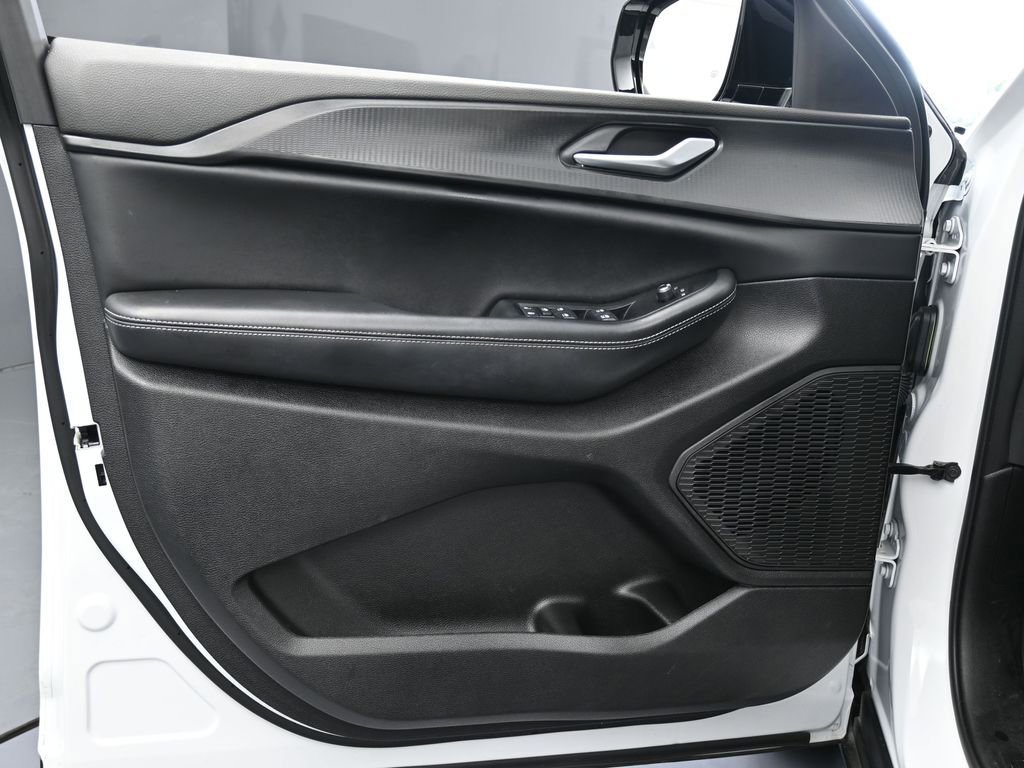 Used 2024 Jeep Grand Cherokee Altitude image 30