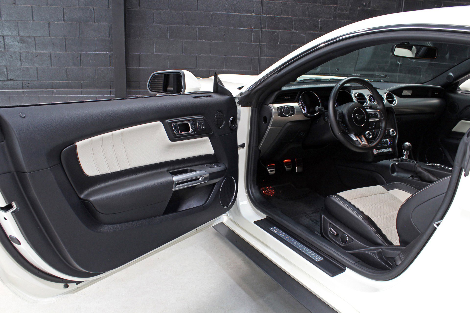 Used 2015 Ford Mustang 50 Years RWD image 30