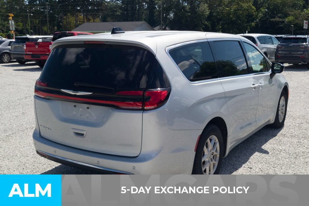 Used 2024 Chrysler Pacifica Touring-L FWD image 3
