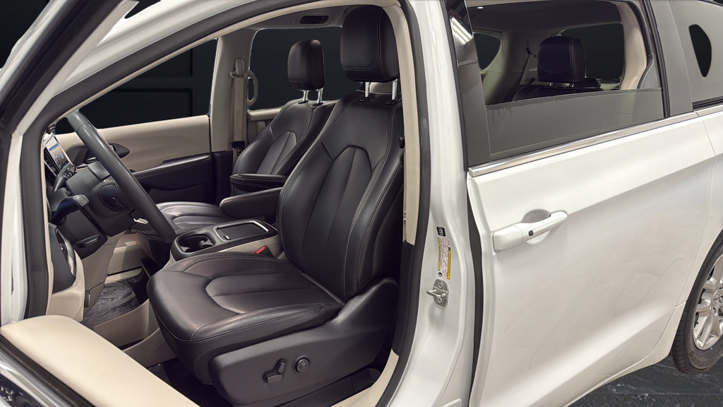 Used 2024 Chrysler Pacifica Touring-L FWD image 9