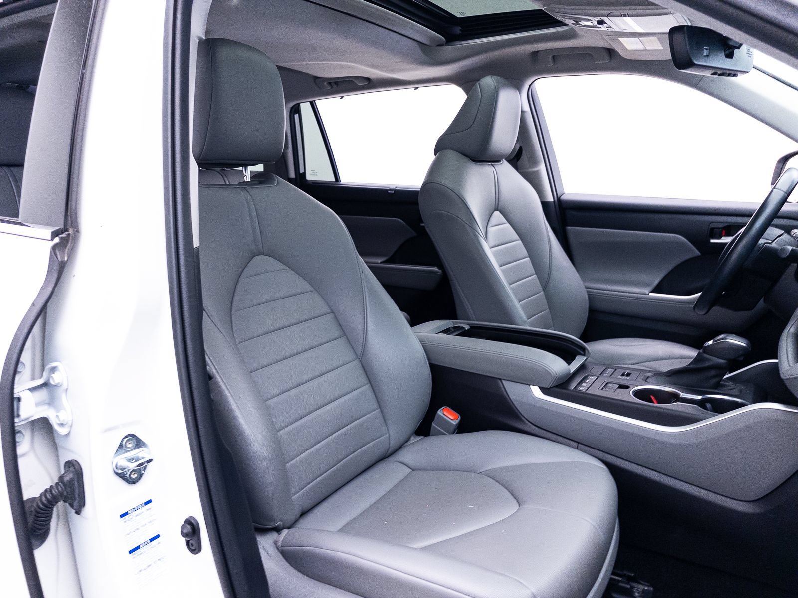 Used 2021 Toyota Highlander XLE AWD/4WD image 40
