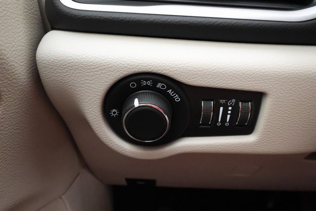 Used 2022 Chrysler Voyager LX image 21