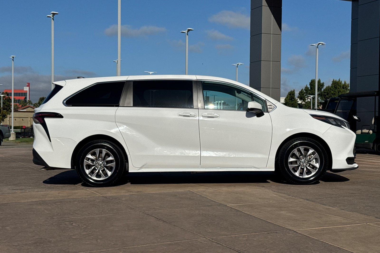 Certified 2024 Toyota Sienna LE AWD/4WD image 3