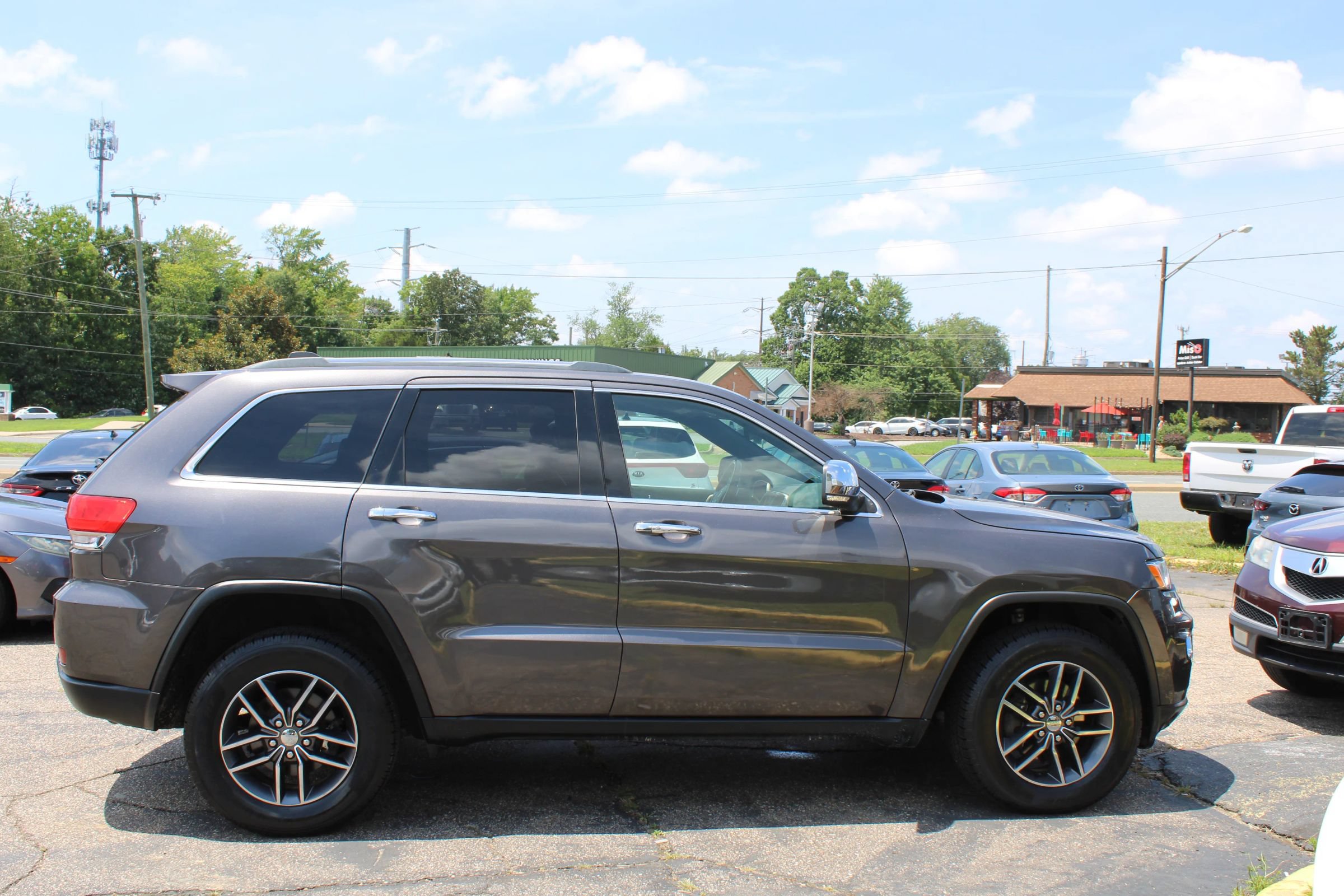 Used 2017 Jeep Grand Cherokee Limited AWD/4WD image 8