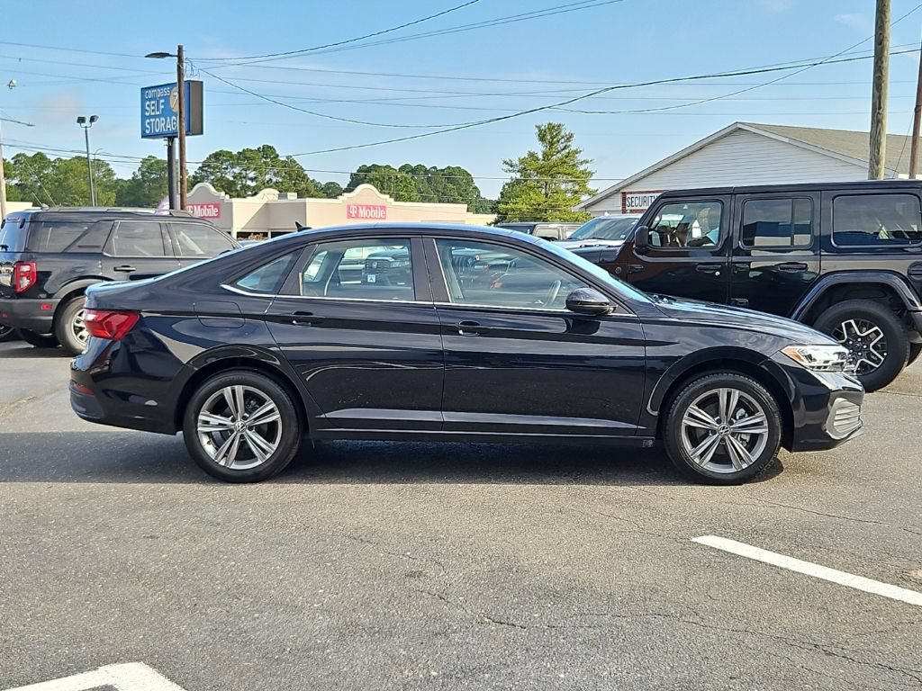 Used 2022 Volkswagen Jetta SE w/ Panoramic Sunroof Package FWD image 8