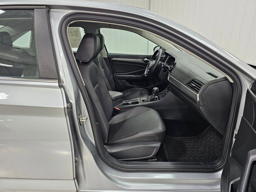Used 2019 Volkswagen Jetta SE w/ Cold Weather Package FWD image 17