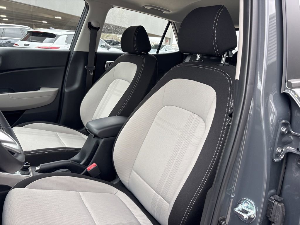 Used 2025 Hyundai Venue SEL image 13
