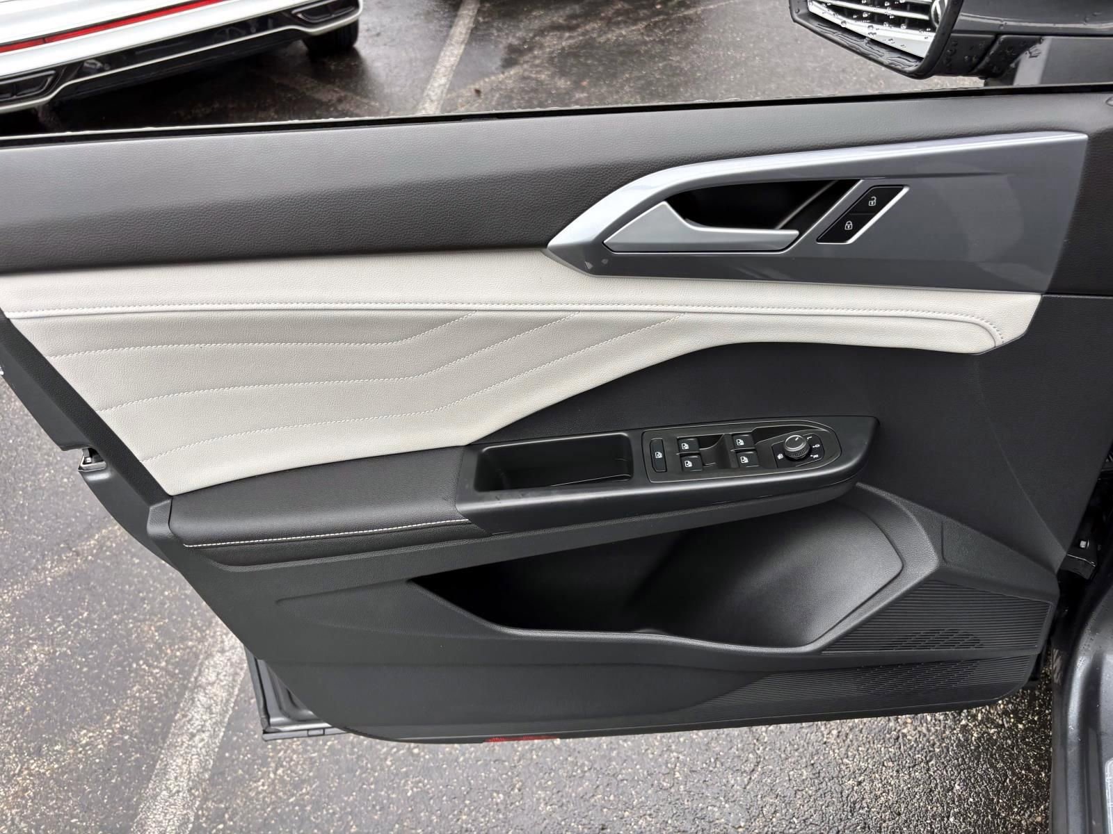 Used 2025 Volkswagen Taos SEL image 11