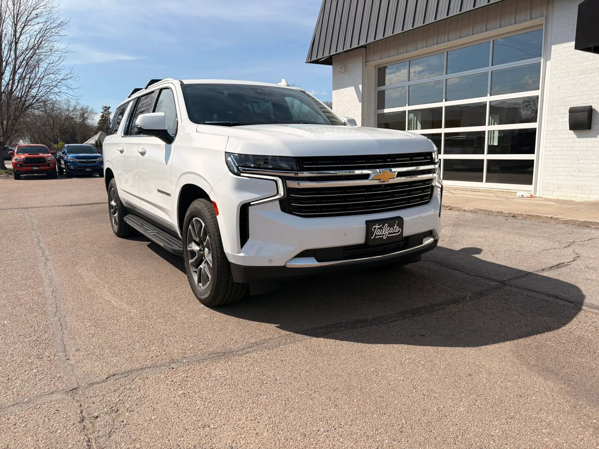 Used 2021 Chevrolet Suburban LT w/ LT Signature Package AWD/4WD image 2