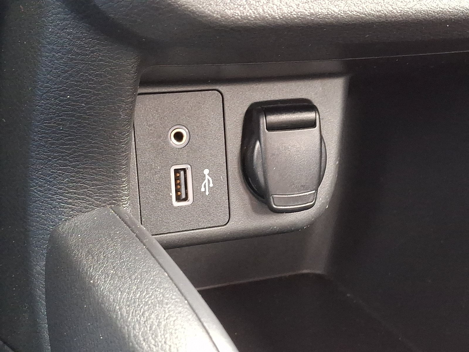 Used 2020 Nissan Versa SR w/ Convenience Package FWD image 24