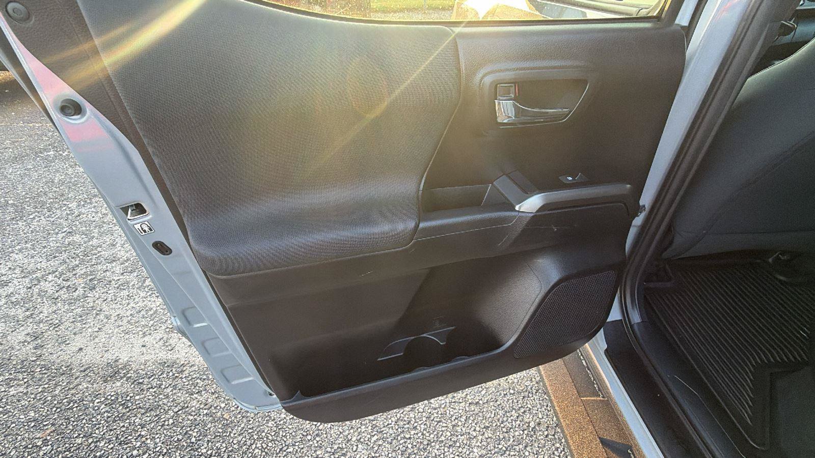 Used 2020 Toyota Tacoma TRD Sport AWD/4WD image 21