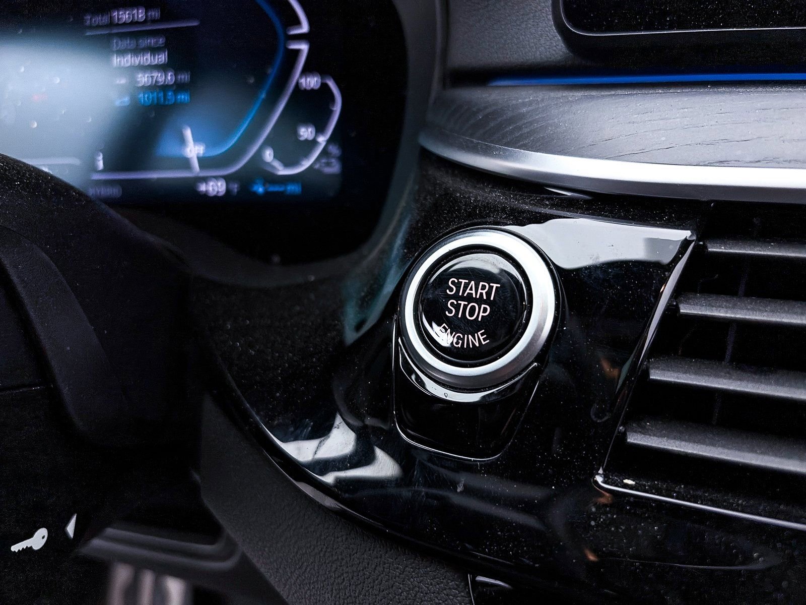 Used 2023 BMW 530e w/ M Sport Package image 23