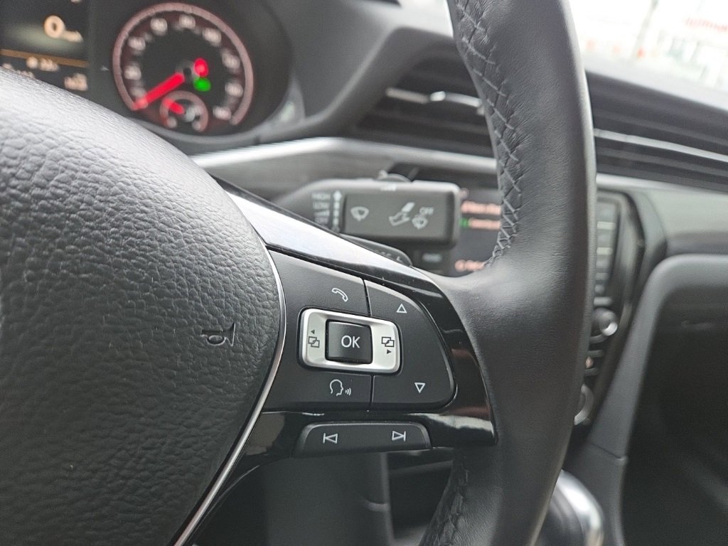 Used 2021 Volkswagen Passat 2.0T R-Line image 28