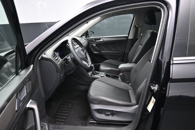 Used 2024 Volkswagen Tiguan SE AWD/4WD image 9
