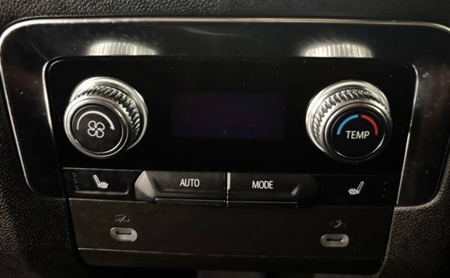 Used 2024 GMC Yukon AT4 w/ Technology Package AWD/4WD image 19