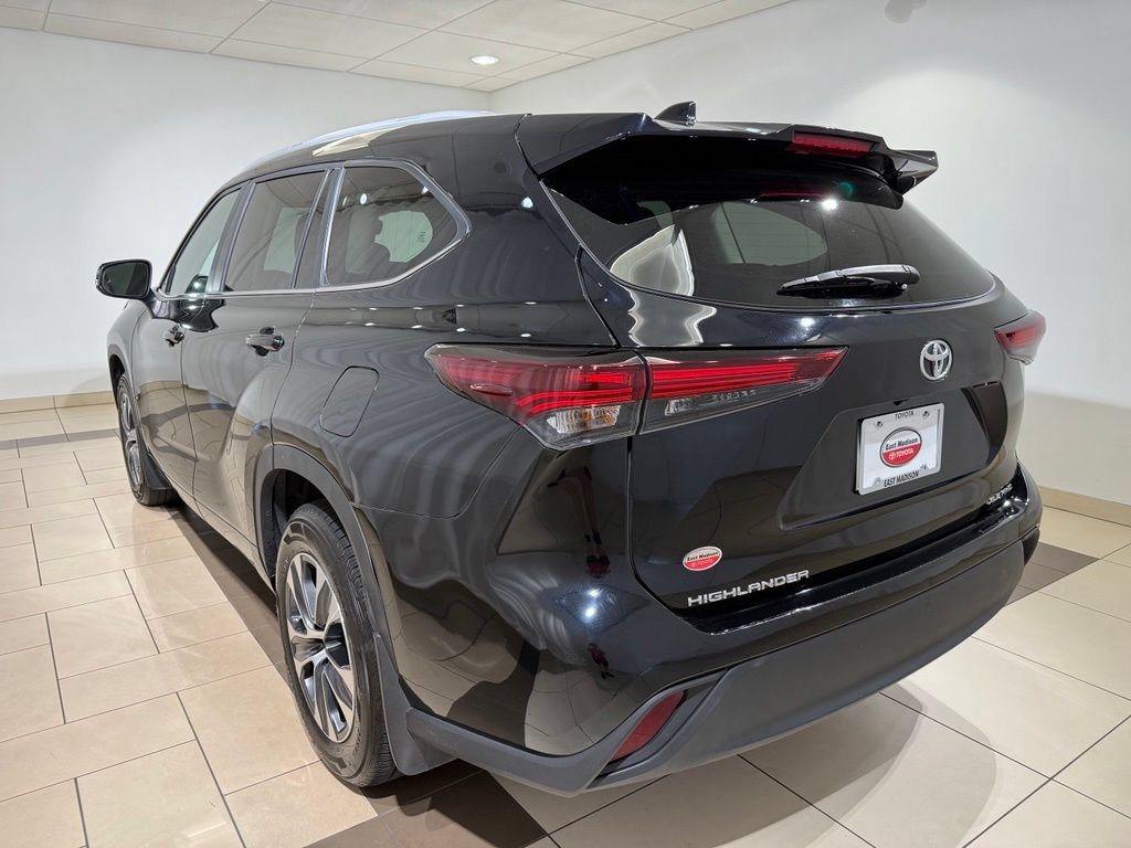 Certified 2024 Toyota Highlander XLE AWD/4WD image 3