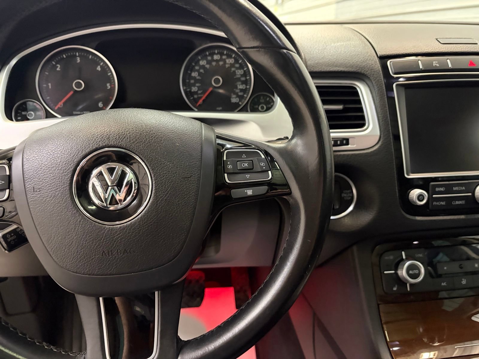 Used 2015 Volkswagen Touareg TDI AWD/4WD image 17
